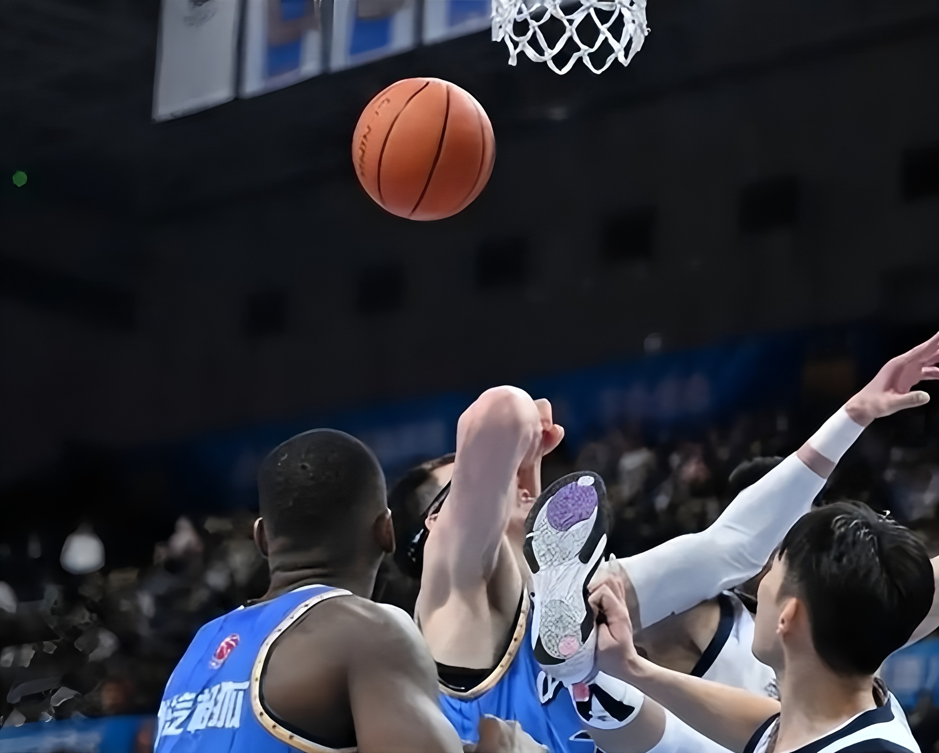 9体育-包含转会期上海海港止住颓势广厦男篮遗憾出局备战德甲，连对手都承认：风云突变新疆广汇国际比赛日更衣室发声的词条